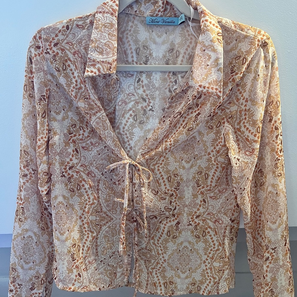 NWT Isalis Paisley with tie and collar